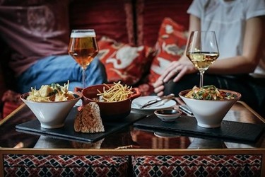 ¿Buscando alternativas para tomar algo con los amigos en Madrid? Picoteo casual chic en Santo Mauro