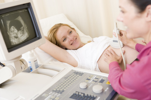 ¿Estás embarazada o buscas un bebé? Aprende cómo prevenir los defectos de nacimiento