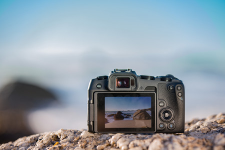 Canon celebra los 100 millones de cámaras EOS y confirma una actualización para incluir el vídeo 24p en sus modelos más recientes