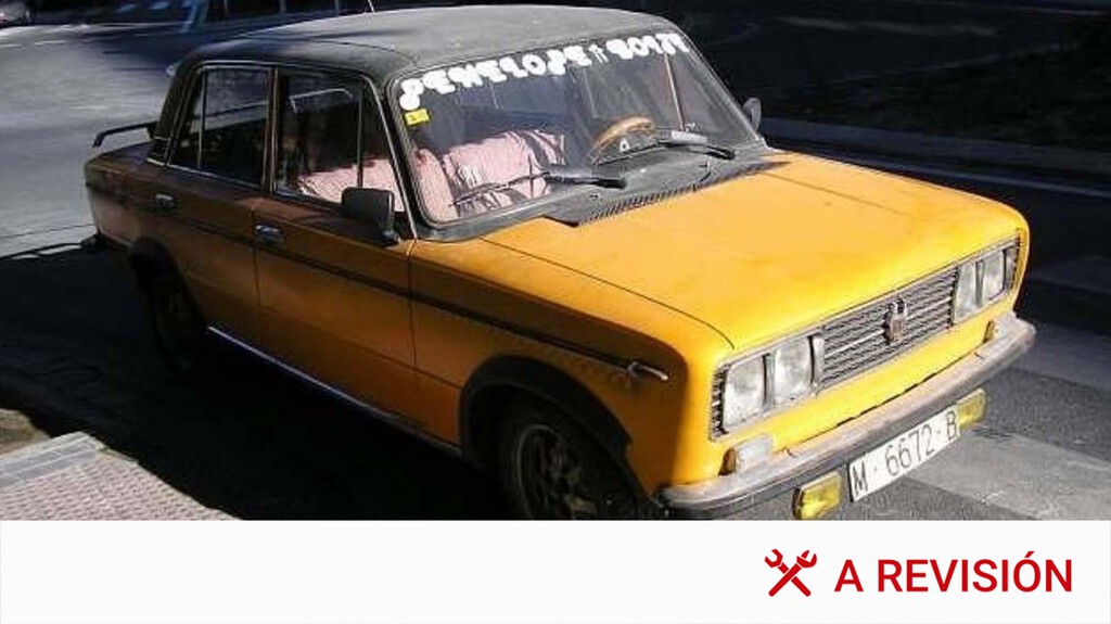 Siempre me he preguntado si es legal poner una pegatina en el parabrisas del coche. Esto es lo que dice la normativa al respecto 