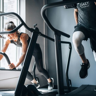 Los entrenadores coinciden: si quieres perder grasa elige un cardio que disfrutes y hazlo sí o sí después de las pesas para mayor oxidación