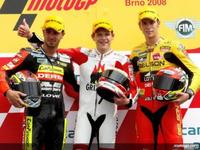 Bradl reafirma su progresión venciendo en Brno