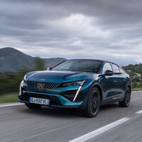 Probamos el Peugeot 408 híbrido enchufable: un crossover etiqueta CERO que lo apuesta todo al diseño sin renunciar a la comodidad