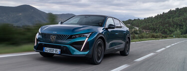 Probamos el Peugeot 408 híbrido enchufable: un crossover etiqueta CERO que lo apuesta todo al diseño sin renunciar a la comodidad