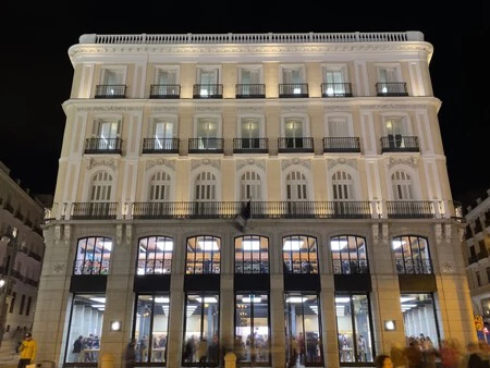 長時間露光効果を有効にした Live Photo は、店舗の入り口にいる人々を偽装します。