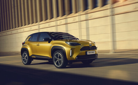 El Toyota Yaris Cross llega a España en sus versiones más baratas: un B-SUV desde 23.350 euros con descuento