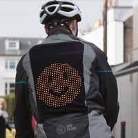 Ford diseña una chaqueta con emojis que podría mejorar la comunicación entre ciclistas y moteros