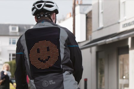 Ford diseña una chaqueta con emojis que podría mejorar la comunicación entre ciclistas y moteros