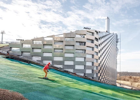 Arquitectura para el hombre; esta planta de conversión de residuos en Copenhague incluye en su cubierta la pista de ski artificial más alta de Dinamarca