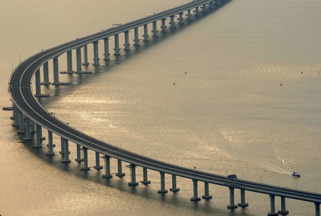 China inaugura el puente sobre el mar más largo del mundo y es espectacular