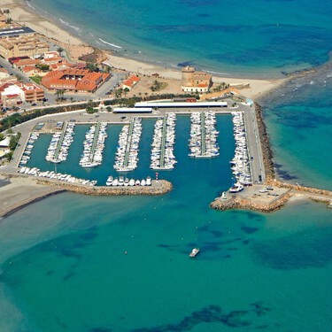 Con bandera azul y una playa eterna de cinco kilómetros: el pueblo de Alicante desconocido y perfecto para desconectar