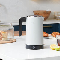 Este hervidor se integra en el hogar conectado gracias a que es compatible con Siri, Alexa.y Google Assistant