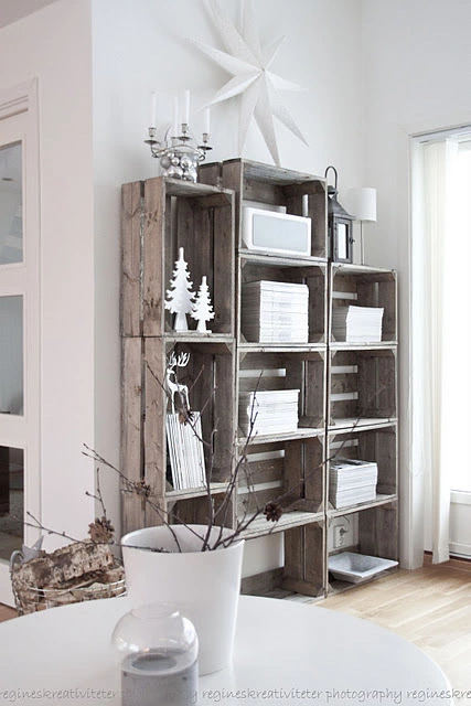 Original estantería para el salón, realizada con cajas de madera