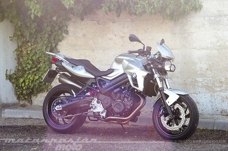 Motorpasión a dos ruedas: prueba BMW F 800 R, circuitos donde hacen falta más motos y el mundial de Laia