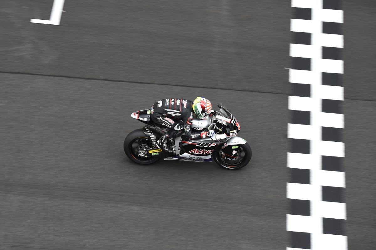 Victoria y título para Johann Zarco en una complicada carrera de Moto2