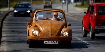 Volkswagen Beetle de roble, obra de un jubilado