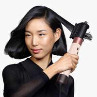 MediaMarkt arrasa en su Día sin IVA con esta Dyson que riza, alisa y seca en segundos por un precio ridículo  