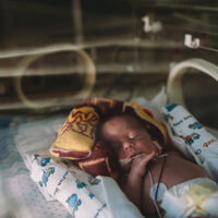 O show de aberrações que salvou 7.500 bebês: a incrível história do médico que exibia prematuros em parques para salvá-los