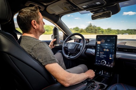 Ford Co-Pilot360 se actualiza con conducción semiautónoma y estará disponible en varios modelos 2021