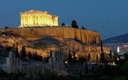 Sitios arqueológicos griegos bajo la luz de la luna llena