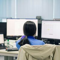 Los economistas coinciden: los jóvenes de la Generación Z deben elegir entre convertirse en especialistas o en "geeks versátiles" 