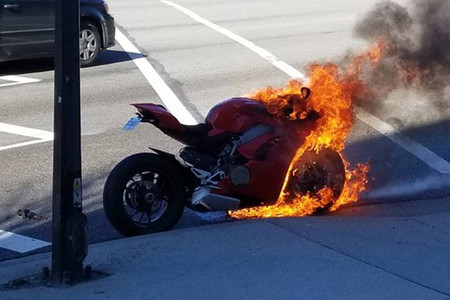 Ducati investiga la combustión espontánea de una Panigale V4 recién estrenada en Estados Unidos