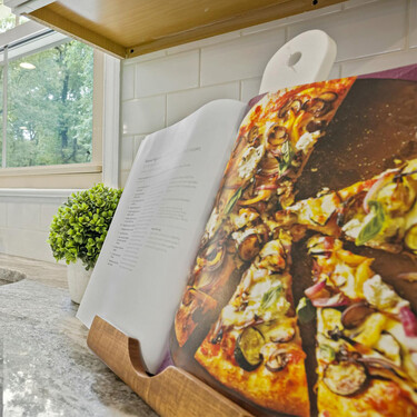 Es el sitio más cómodo de casa para tener tus libros de cocina, pero también el peor