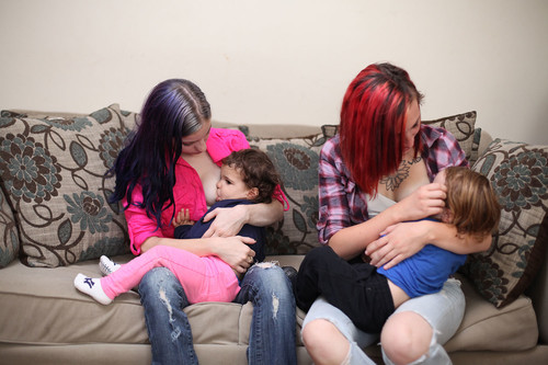 Dos amigas amamantan cada una a sus propios bebés, y al bebé de la otra, ¿tú lo harías?