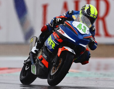 Marc García doma la lluvia en Magny-Cours para volver a ganar una carrera de Supersport 300
