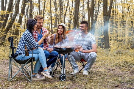 Amigos haciendo un picnic