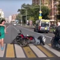 Que la chica guapa del paso de cebra no te distraiga, o puedes acabar así de humillado