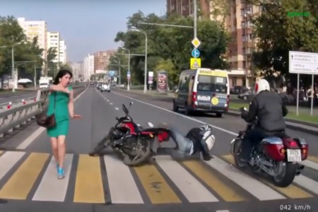Que la chica guapa del paso de cebra no te distraiga, o puedes acabar así de humillado