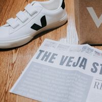 No son Adidas, pero estas zapatillas Veja ya se están haciendo virales y su precio rebajadísimo es el culpable 