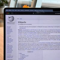 ChatGPT y otros chatbots IA se dedican fundamentalmente a buscar en Wikipedia. Y Wikipedia ya les está cobrando
