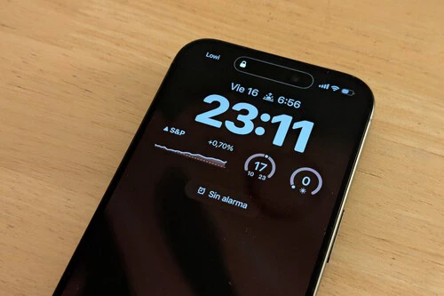 Foto de un iPhone 15 Pro con el modo descanso habilitado