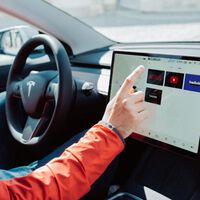 Muchos autos eléctricos ya no tienen radio AM y no es porque nadie la use: hay una razón de incompatibilidad detrás