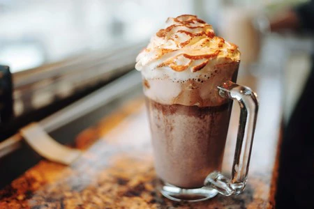 Tres formas de reinventar tu café del día a día con estas recetas de cocteles fríos