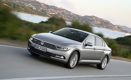 Así funciona el asistente para atascos de tráfico del nuevo Volkswagen Passat