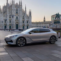 Nació de la mano de Mercedes y ahora quiere acabar con ella: Denza desembarca en Europa con un coche familiar de más de 1.000 CV, cuatro motores, seis pantallas y dos neveras