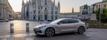 Nació de la mano de Mercedes y ahora quiere acabar con ella: Denza desembarca en Europa con un coche familiar de más de 1.000 CV, cuatro motores, seis pantallas y dos neveras