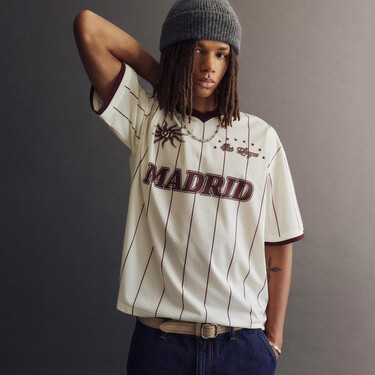 La mejor tendencia del otoño es la de la polo retro, y así es como la llevaremos como el nuevo básico de aires vintage