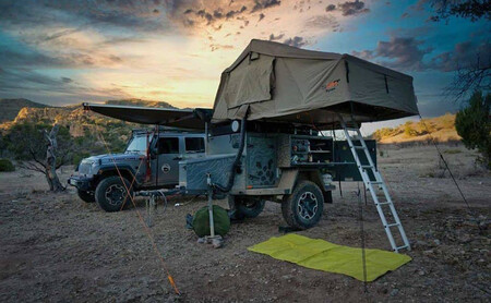 Este remolque todoterreno es una estupenda alternativa a una furgoneta camper para disfrutar en plena naturaleza
