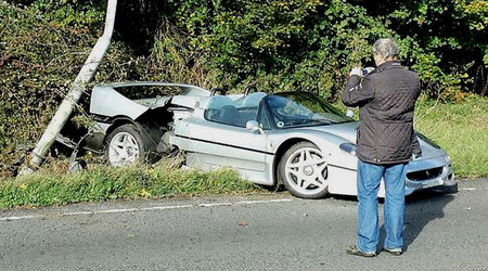 Dolorpasión™: El Ferrari F50 abrazafarolas