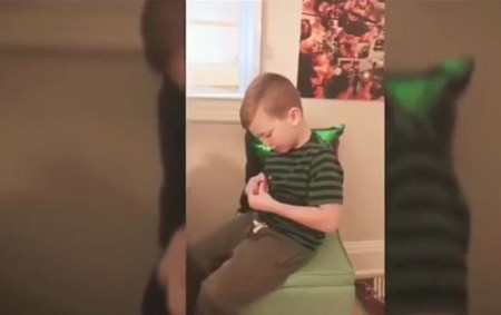 Un niño con Síndrome de Tourette hace un vídeo con ayuda de su hermana para que sus compañeros dejen de burlarse