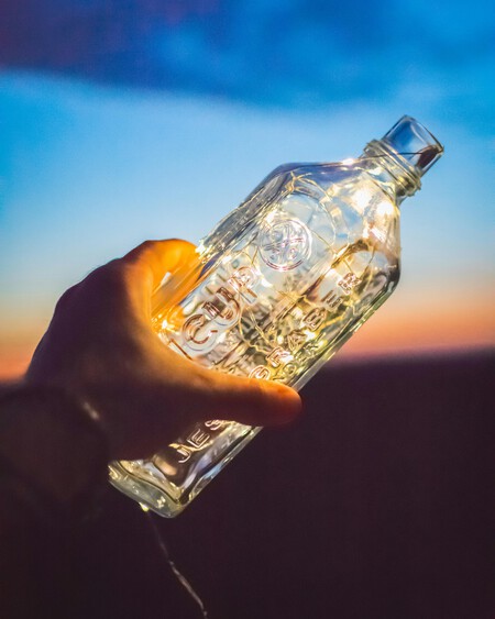 3 ideas elegantes para decorar tu hogar con botellas de licores esta temporada y darles una segunda opor