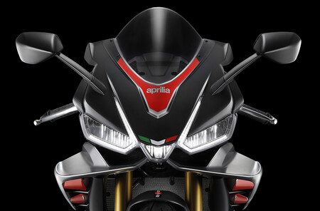 Las Aprilia RSV4 y RSV4 Factory sacan músculo en estas fotos poco antes de su lanzamiento