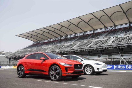 Jaguar I-Pace And Tesla Model X Challenge Autodromo Hermanos Rodriguez 3