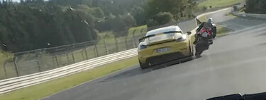 Un Porsche de 500 CV y una Ducati Panigale V4 se pican en Nürburgring a casi 200 km/h y están a centímetros del desastre. La pifia es de uno