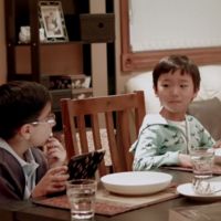 Esos niños que están tan enganchados a la tablet que no se dan cuenta de que su familia ha sido sustituida