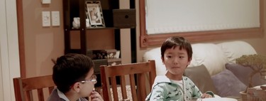 Esos niños que están tan enganchados a la tablet que no se dan cuenta de que su familia ha sido sustituida